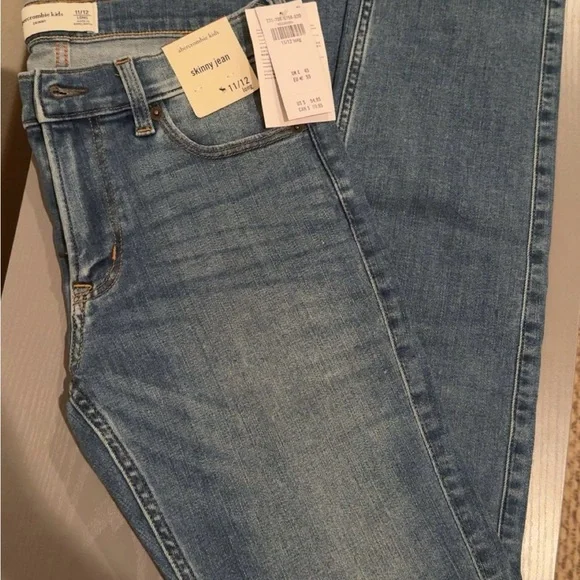 Abercrombie Kids Boys’ Super Skinny Jeans – Light Wash, Size 11/12 - Picture 2 of 13